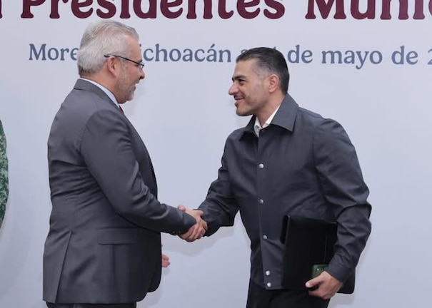 Los funcionarios estatal y federal en el encuentro de este jueves.