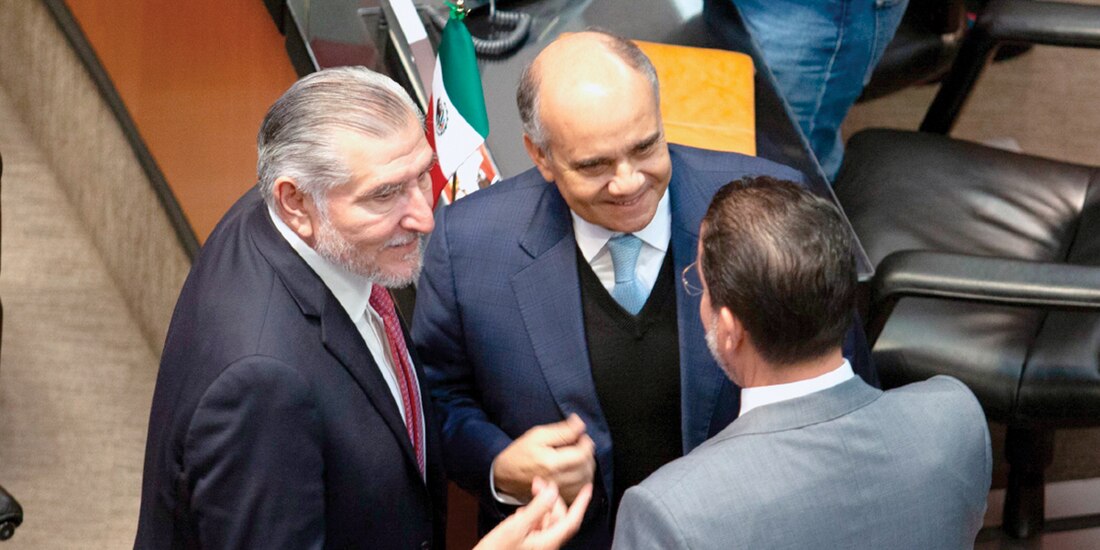 Los senadores Adán Augusto López y Manuel Añorve, ayer.