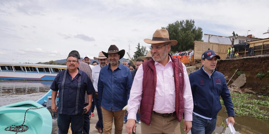 El gobernador Alfredo Ramírez Bedolla supervisa la operación de la nueva draga en el muelle general del Lago de Pátzcuaro.
