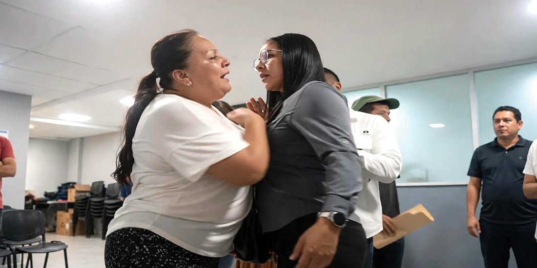 LA INTEGRANTE del cuerpo de seguridad discute con Cora Rodríguez (izq.), vocera de madres de niños con cáncer.
