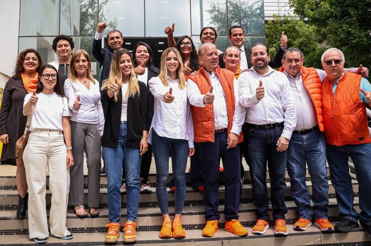 Estuvo acompañada de otros candidatos de la planilla de Monterrey.