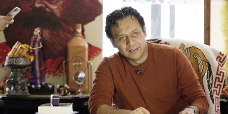 El exfucionario de la SEP, en una de las transmisiones desde la oficina de la que fue despedido el viernes.