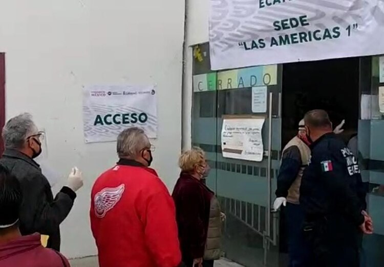 El acceso para la aplicación de vacuna Covid en Deportivo las Américas, de Ecatepec.