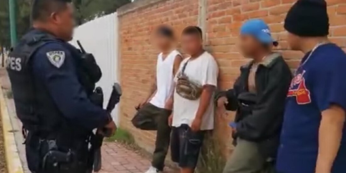 Jóvenes rapean para que policías no los detengan