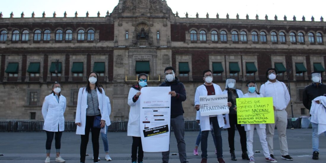 Profesionales de la salud se manifiestan a las afueras de Palacio Nacional, ayer.
