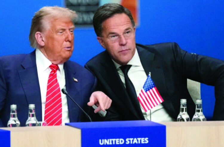 El presidente de EU, Donald Trump, y el secretario general de la OTAN, Mark Rutte, en cumbre de la OTAN, ayer.