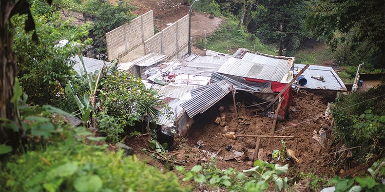 la casa de la familia Moreno en Xalapa, fue sepultada por un deslizamiento tras el paso del huracán: en la vivienda murieron una mujer y cinco de sus seis hijos; el otro fue hospitalizado.