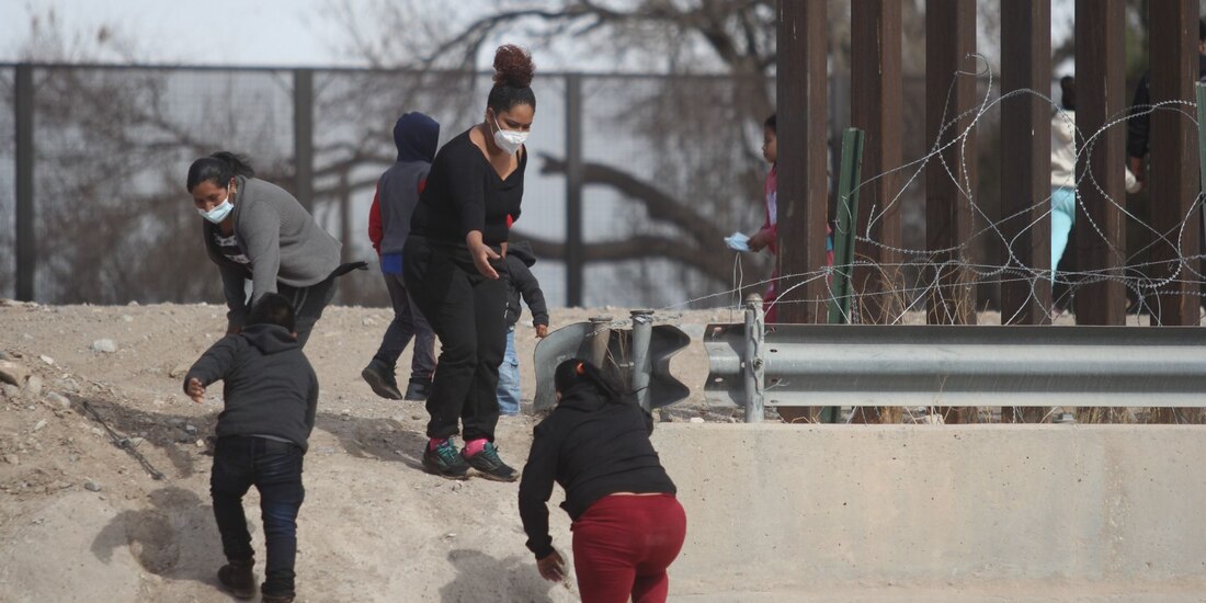 Migrantes intentan cruzar la frontera en imagen de archivo.