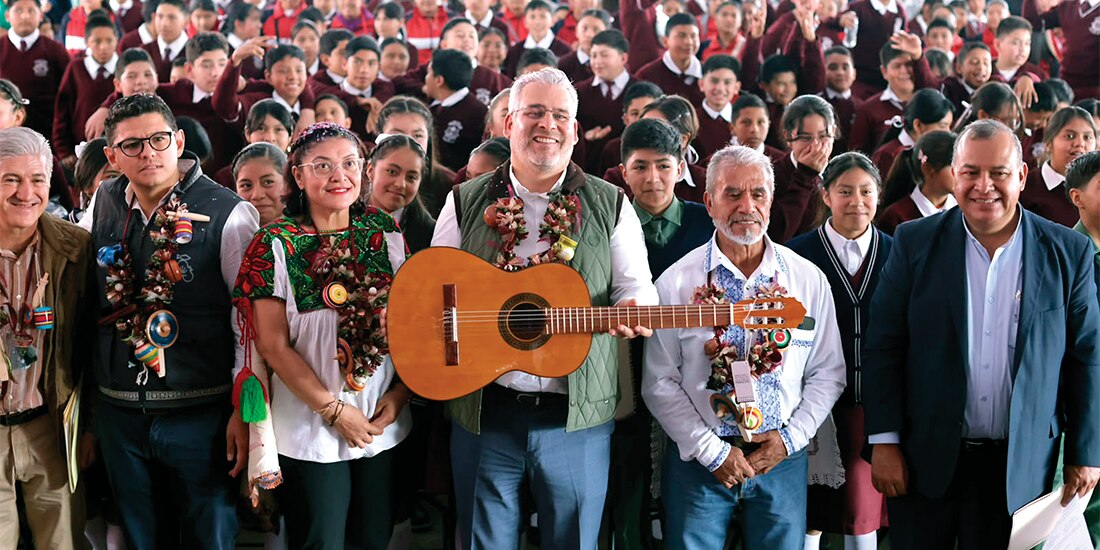 EL GOBERNADOR de Michoacán, Alfredo Ramírez, con beneficiarios, ayer.