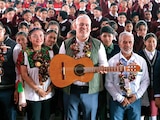 EL GOBERNADOR de Michoacán, Alfredo Ramírez, con beneficiarios, ayer.