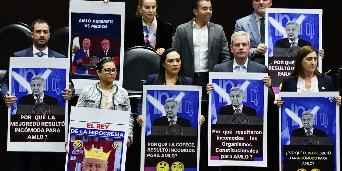 Legisladores de oposición se manifestaron contra la extinción de autónomos, ayer.