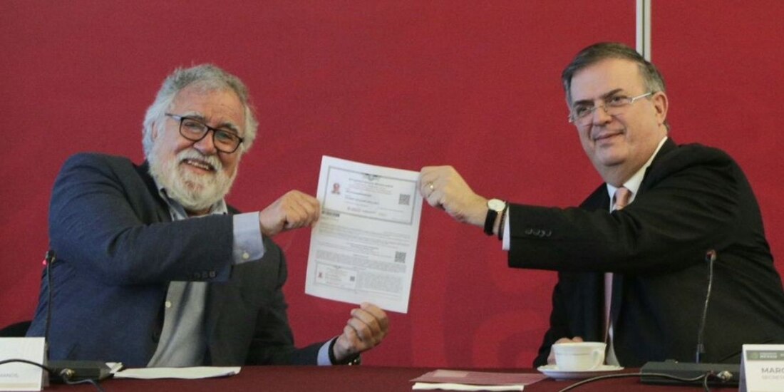 Alejandro Encinas y Marcelo Ebrard presentan la CURP temporal para migrantes extranjeros y mexicanos repatriados.