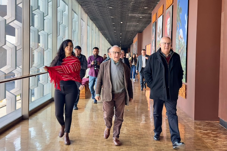 Tamara Sosa Alanís (izq.), secretaria de Cultura de Michoacán, celebra el avance hacia el reconocimiento internacional de Pátzcuaro.