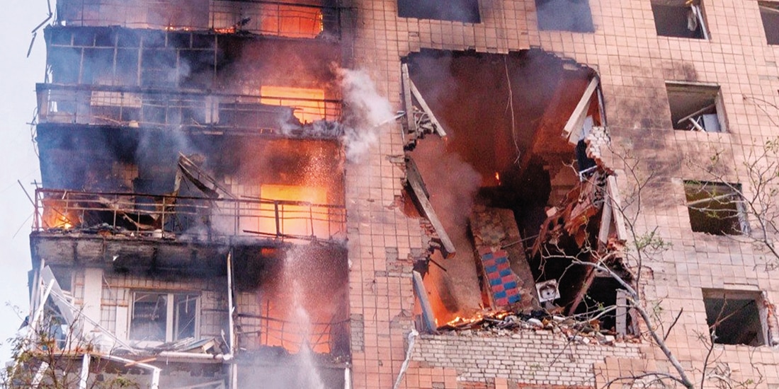 Un edificio residencial en llamas tras un ataque aéreo ruso en Kramatorsk, ayer.