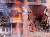 Un edificio residencial en llamas tras un ataque aéreo ruso en Kramatorsk, ayer.
