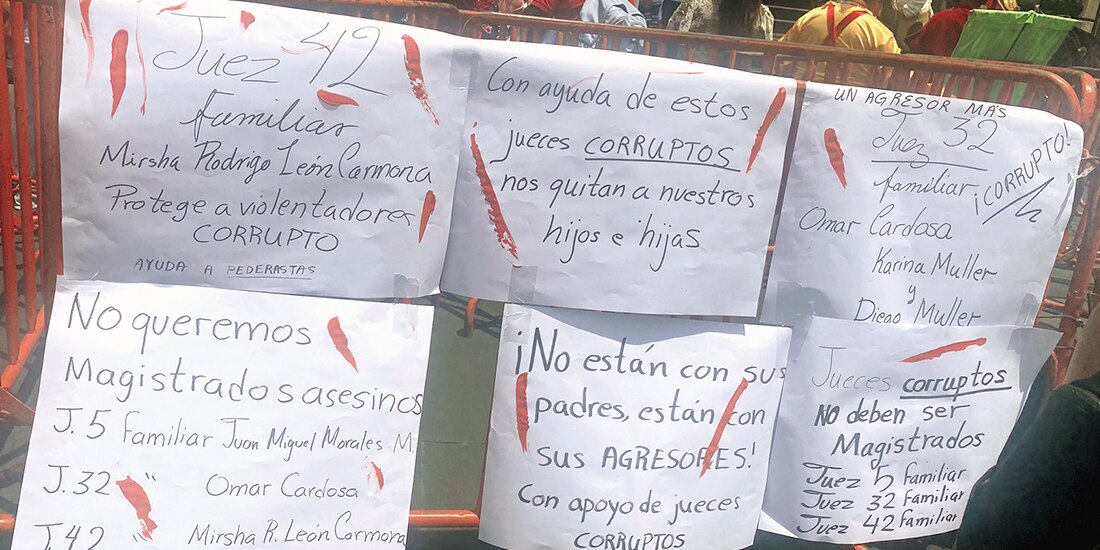 Protesta de madres víctimas de violencia vicaria, el 27 de marzo, afuera del Congreso local.