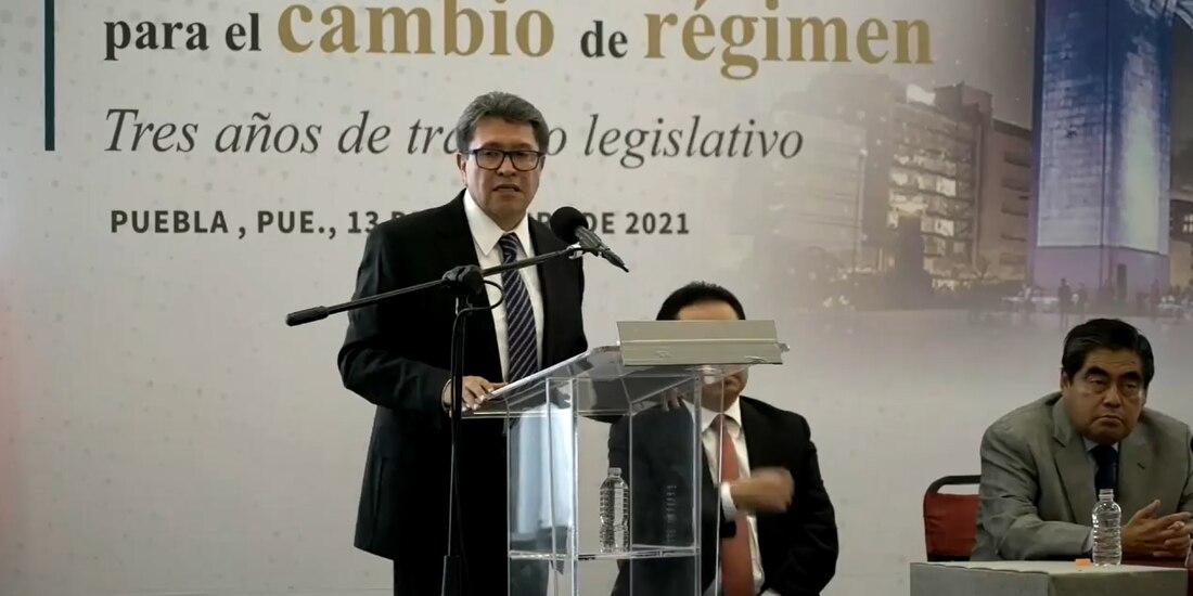 Ricardo Monreal informó que en la ofrenda se rinde homenaje a los senadores Antonio Saldívar, Santos González, Tomás Torres y Humberto Godoy.<br>