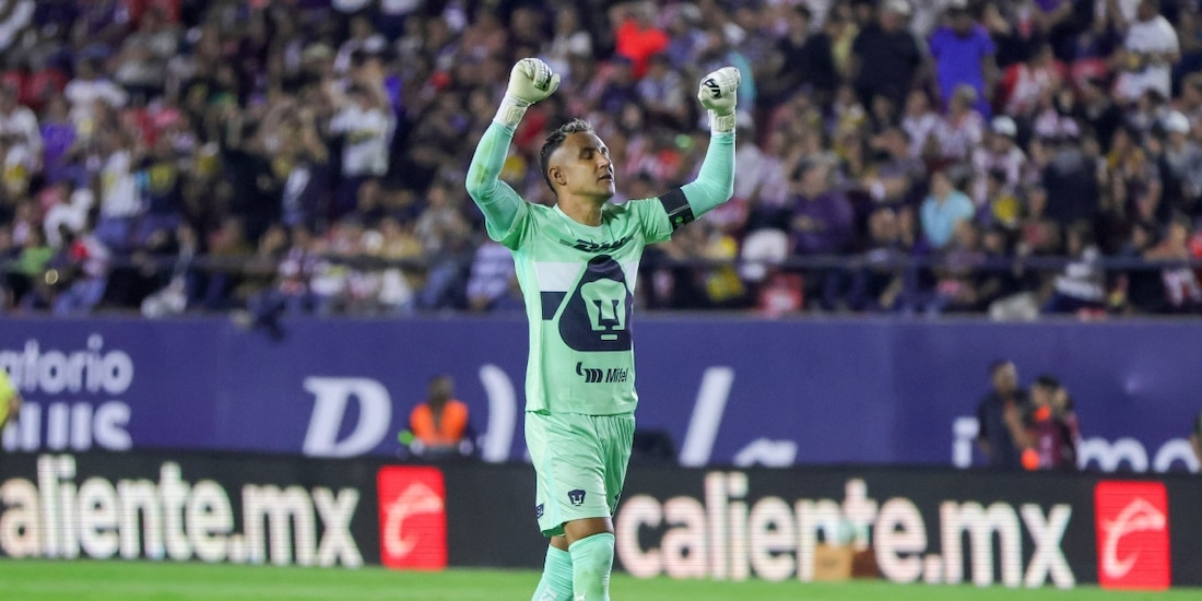 Keylor Navas, de los Pumas, celebra un gol ante Atlético de San Luis