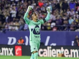 Keylor Navas, de los Pumas, celebra un gol ante Atlético de San Luis