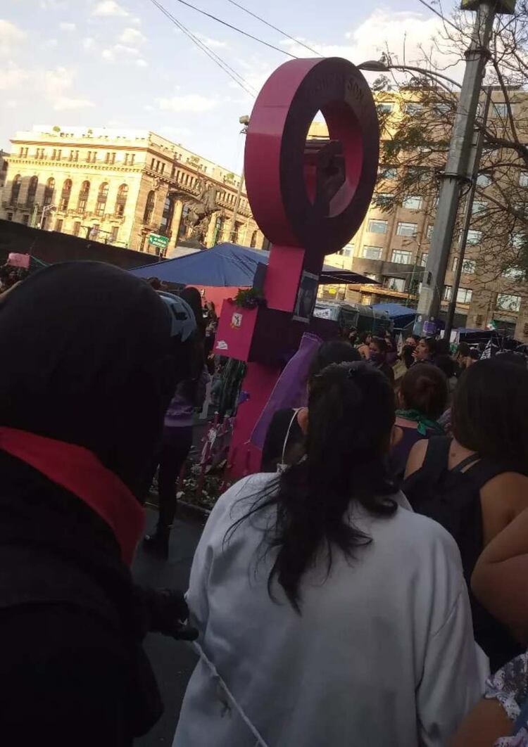 Arriba contingente al Zócalo capitalino, que iba a la vanguardia de la marcha y partió del Ángel de la Independencia.