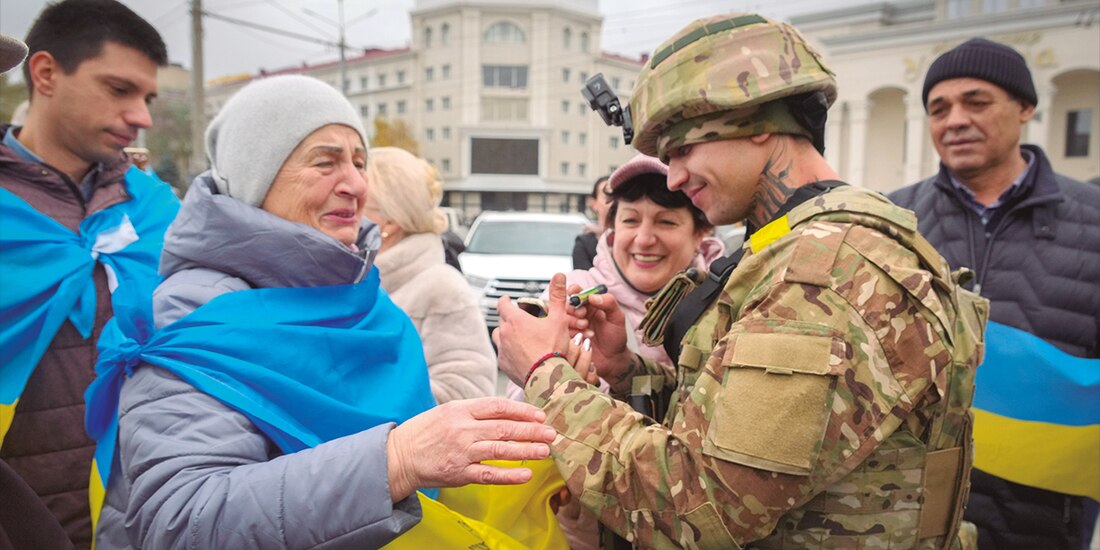 Civiles festejan junto a soldados ucranianos la liberación de Jerson, ayer.