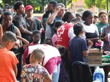 Personal de Cruz Roja atiende a migrantes en Juchitán, el miércoles.