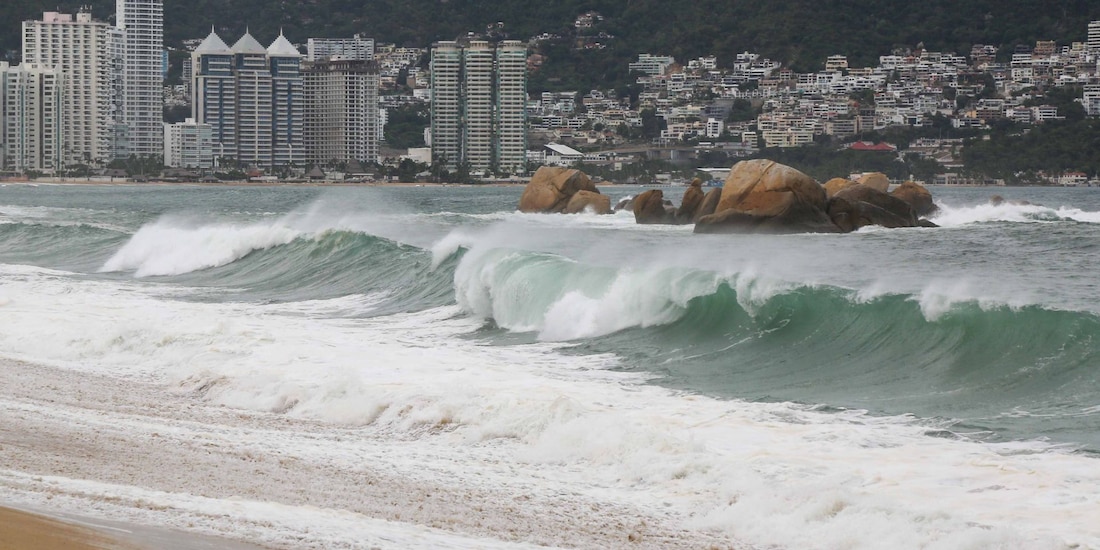 Fuertes vientos y elevado oleaje afectan hasta este momento al puerto de Acapulco debido a los efectos del huracán Polo