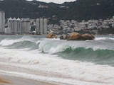 Fuertes vientos y elevado oleaje afectan hasta este momento al puerto de Acapulco debido a los efectos del huracán Polo