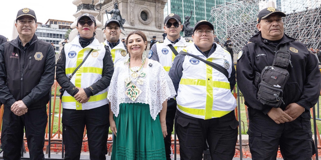LA JEFA de Gobierno
junto a policías en el Ángel
de la Independencia.