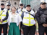 LA JEFA de Gobierno
junto a policías en el Ángel
de la Independencia.