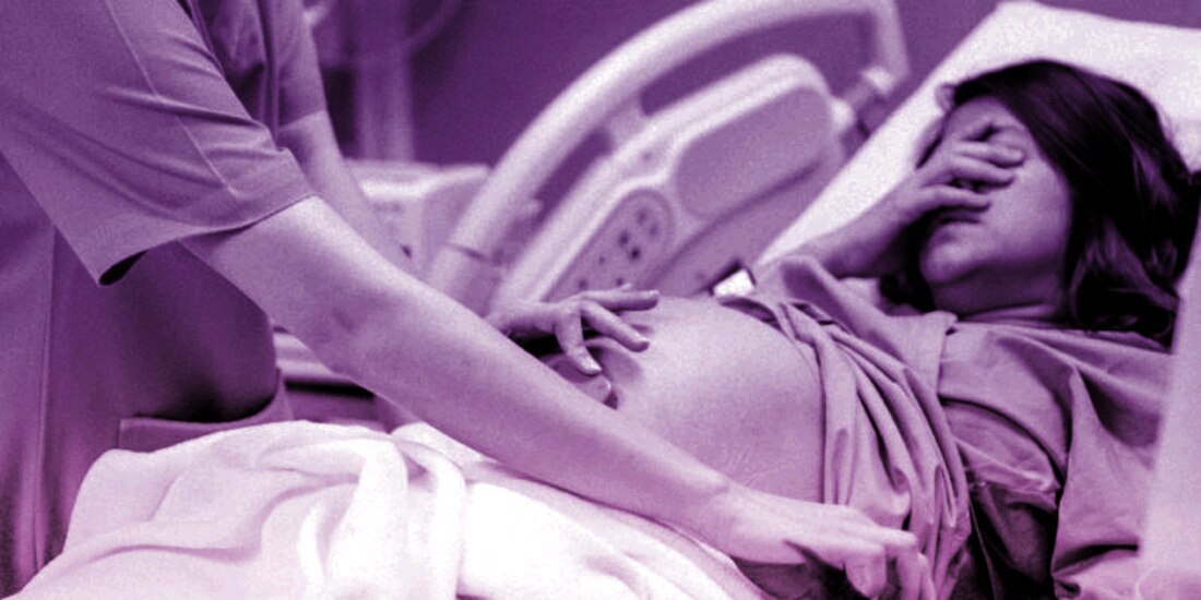 Una mujer recibe atención médica antes del parto. Imagen de archivo