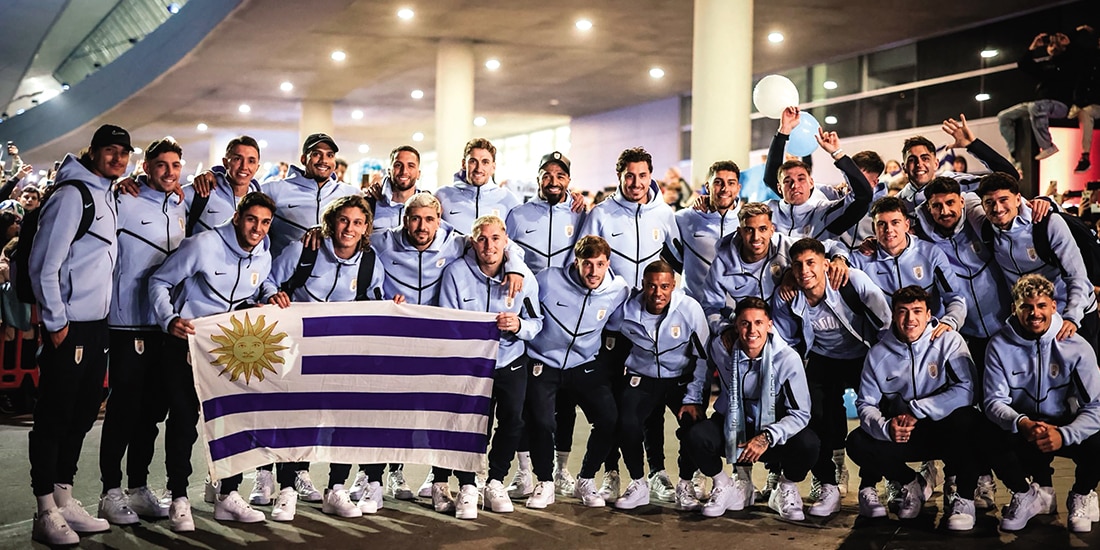 Los futbolistas charrúas posan en el aeropuerto antes de viajar, ayer.