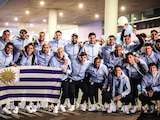 Los futbolistas charrúas posan en el aeropuerto antes de viajar, ayer.