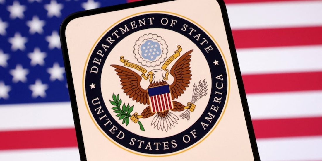 El logo del Departamento de Estado; al fondo, la bandera de Estados Unidos.