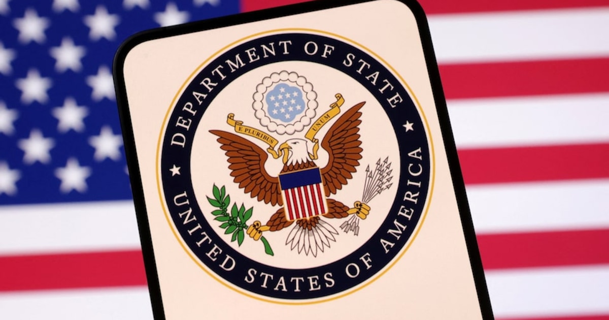 Photo: razon.com.mx El logo del Departamento de Estado; al fondo, la bandera de Estados Unidos