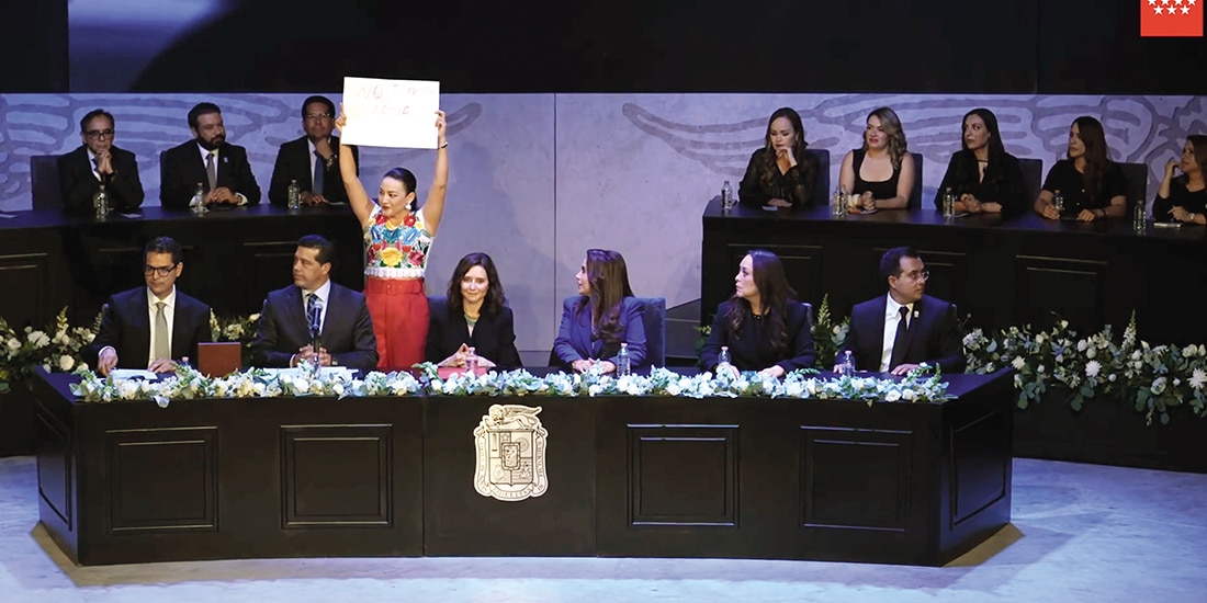 La regidora Martha Márquez (de pie) e Isabel Díaz Ayuso (a su izq.), ayer