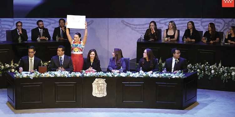 La regidora Martha Márquez (de pie) e Isabel Díaz Ayuso (a su izq.), ayer