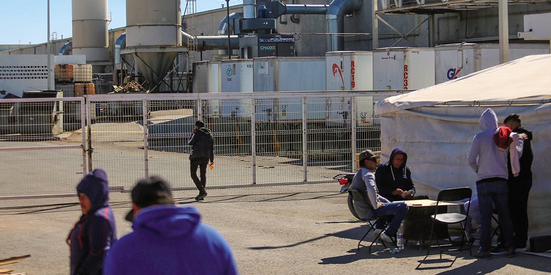 Trabajadores de Ciudad Juárez afectados por el cierre del corporativo First Brands Group, en febrero pasado.