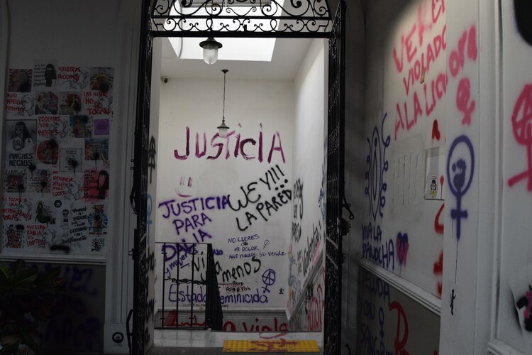 "Pinches necios" dice un mural de Sor Juana Inés de la Cruz en un pasillo que conduce a la segunda parte del patio.