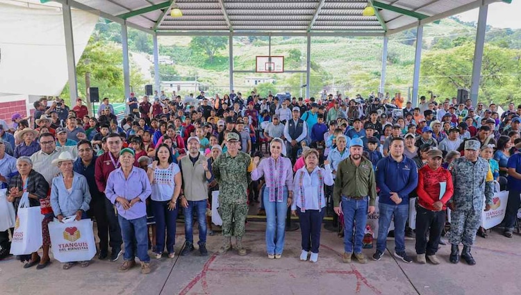 La gobernadora Evelyn Salgado Pineda encabezó la distribución de insumos en la localidad de Xicotlán, dentro del municipio de Chilapa.