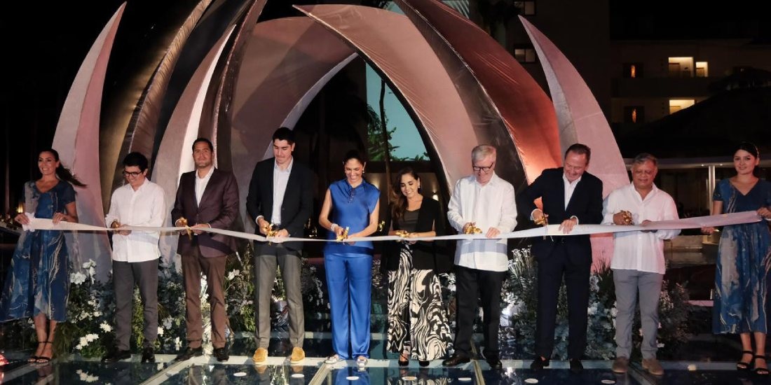 Junto con Graciela Hank González, propietaria de Grupo Hermes División Turismo, y de Gabriel Felip, presidente de Hyatt Internacional para Latinoamérica y el Caribe, la gobernadora Mara Lezama corta listón inaugural.