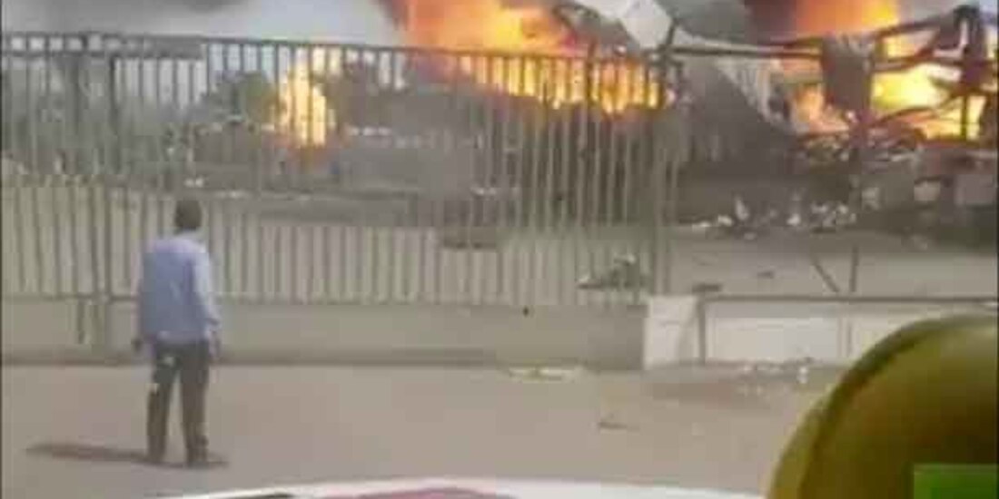 Desde el camión de bomberos graban el incendio en la planta de gas LP.