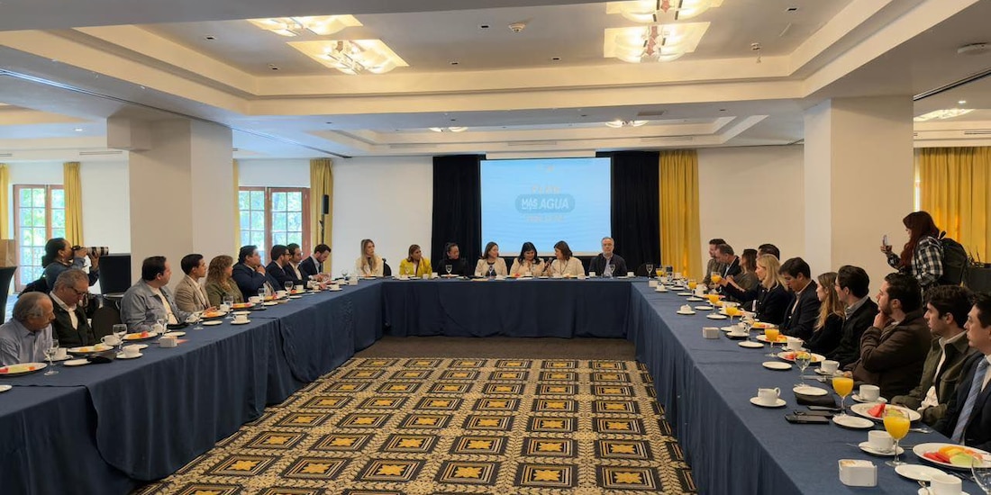 Milena Quiroga y Alfonso Ramírez Cuéllar durante la presentación del programa “Más Agua para La Paz”.