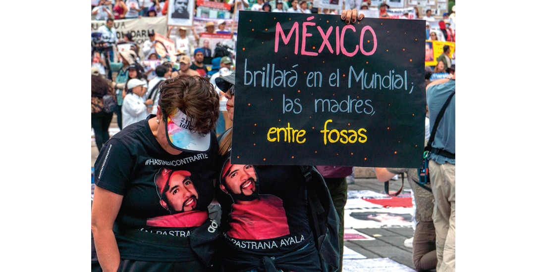 MILES DE familias buscadoras, ayer, al protestar en el Ángel de la Independencia