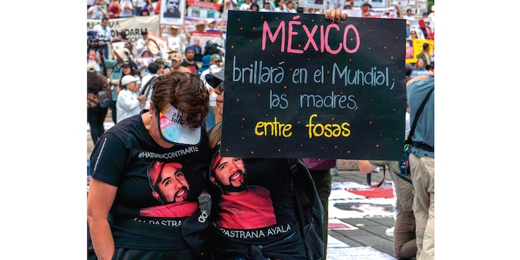 MILES DE familias buscadoras, ayer, al protestar en el Ángel de la Independencia
