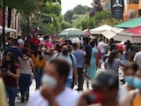 TLAQUEPAQUE, JALISCO, 27MARZO2021.- A partir del lunes, inicio de Semana Santa, la entidad entrará en semáforo epidemiológico verde por Covid-19 debido al bajo riesgo que representa. Así lo anunciaron autoridades federales la noche de ayer, con lo que suman siete estados en este color (Coahuila, Tamaulipas, Veracruz, Jalisco, Nayarit, Campeche y Chiapas). FOTO: GALO CAÑAS/CUARTOSCURO.COM
