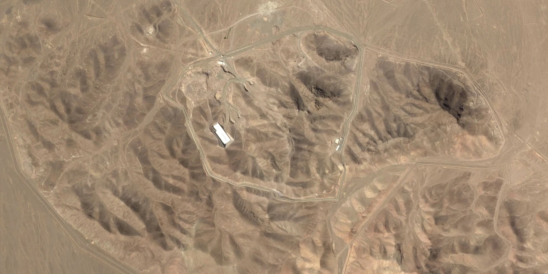 En una imagen satelital, la instalación nuclear iraní Fordow.