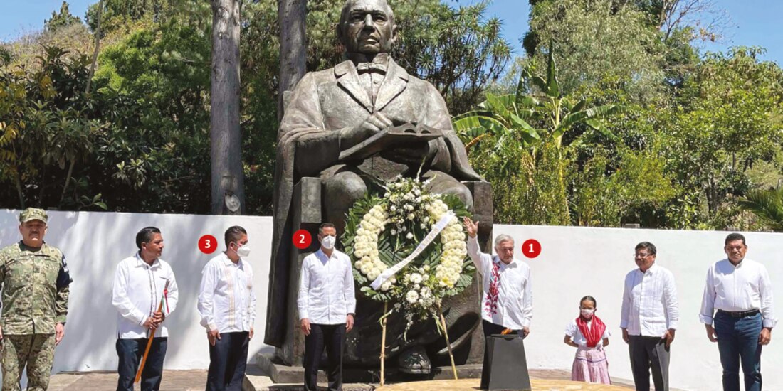 El mandatario federal (1), el gobernador de Oaxaca, Alejandro Murat (2), Federico Hernández Ramírez, alcalde del municipio (3), en el 215 Aniversario del Natalicio de Benito Juárez García, ayer.