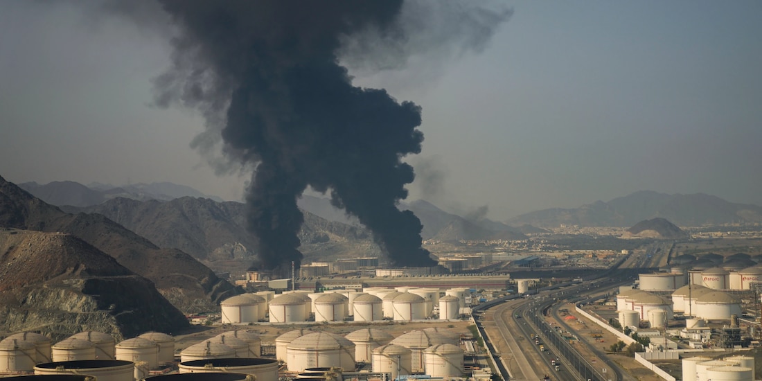 Columnas de humo se elevan desde una instalación petrolera en Fujairah, Emiratos Árabes Unidos, el 14 de marzo de 2026.