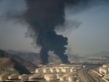 Columnas de humo se elevan desde una instalación petrolera en Fujairah, Emiratos Árabes Unidos, el 14 de marzo de 2026.